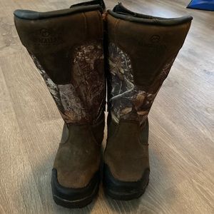 Youth snake shield hunting boots size 5, big kids
